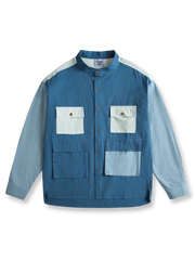 製品画像
カラーブロックデザインと小さなスタンドカラーが融合したワークシャツ、クラシックなワークウェアスタイルに現代的な感覚を加えたデザイン。柔らかく快適な素材で、1日中着用するのに適しています。
詳細画像
ユニークなカラーブロック要素と多ポケットデザインが特徴のワークシャツ。胸元の2つのカラーブロックポケットと裾の2つの大きなポケットが機能性とレイヤード感を引き立て、収納力も抜群です。小さなスタンドカラーがディテールにアクセントを加えています。