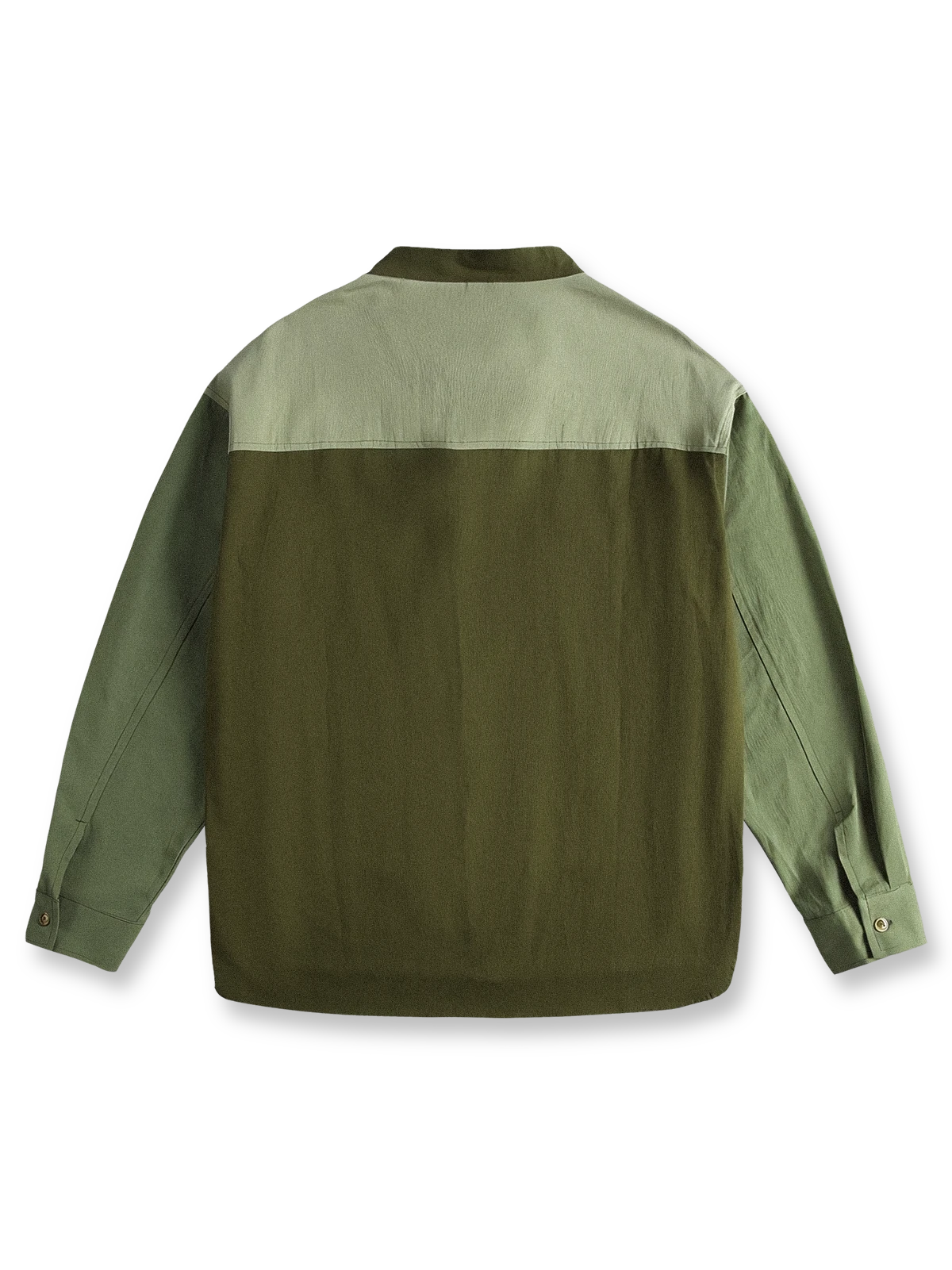 製品画像
カラーブロックデザインと小さなスタンドカラーが融合したワークシャツ、クラシックなワークウェアスタイルに現代的な感覚を加えたデザイン。柔らかく快適な素材で、1日中着用するのに適しています。
詳細画像
ユニークなカラーブロック要素と多ポケットデザインが特徴のワークシャツ。胸元の2つのカラーブロックポケットと裾の2つの大きなポケットが機能性とレイヤード感を引き立て、収納力も抜群です。小さなスタンドカラーがディテールにアクセントを加えています。