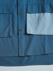 製品画像
カラーブロックデザインと小さなスタンドカラーが融合したワークシャツ、クラシックなワークウェアスタイルに現代的な感覚を加えたデザイン。柔らかく快適な素材で、1日中着用するのに適しています。
詳細画像
ユニークなカラーブロック要素と多ポケットデザインが特徴のワークシャツ。胸元の2つのカラーブロックポケットと裾の2つの大きなポケットが機能性とレイヤード感を引き立て、収納力も抜群です。小さなスタンドカラーがディテールにアクセントを加えています。