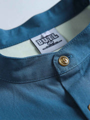 製品画像
カラーブロックデザインと小さなスタンドカラーが融合したワークシャツ、クラシックなワークウェアスタイルに現代的な感覚を加えたデザイン。柔らかく快適な素材で、1日中着用するのに適しています。
詳細画像
ユニークなカラーブロック要素と多ポケットデザインが特徴のワークシャツ。胸元の2つのカラーブロックポケットと裾の2つの大きなポケットが機能性とレイヤード感を引き立て、収納力も抜群です。小さなスタンドカラーがディテールにアクセントを加えています。