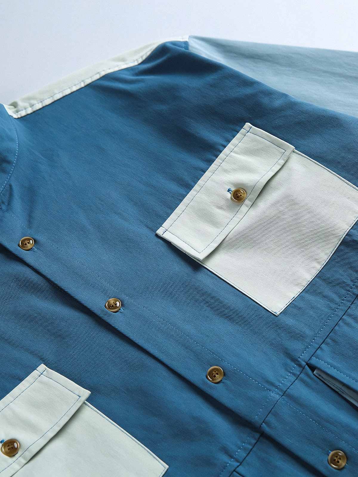 製品画像
カラーブロックデザインと小さなスタンドカラーが融合したワークシャツ、クラシックなワークウェアスタイルに現代的な感覚を加えたデザイン。柔らかく快適な素材で、1日中着用するのに適しています。
詳細画像
ユニークなカラーブロック要素と多ポケットデザインが特徴のワークシャツ。胸元の2つのカラーブロックポケットと裾の2つの大きなポケットが機能性とレイヤード感を引き立て、収納力も抜群です。小さなスタンドカラーがディテールにアクセントを加えています。