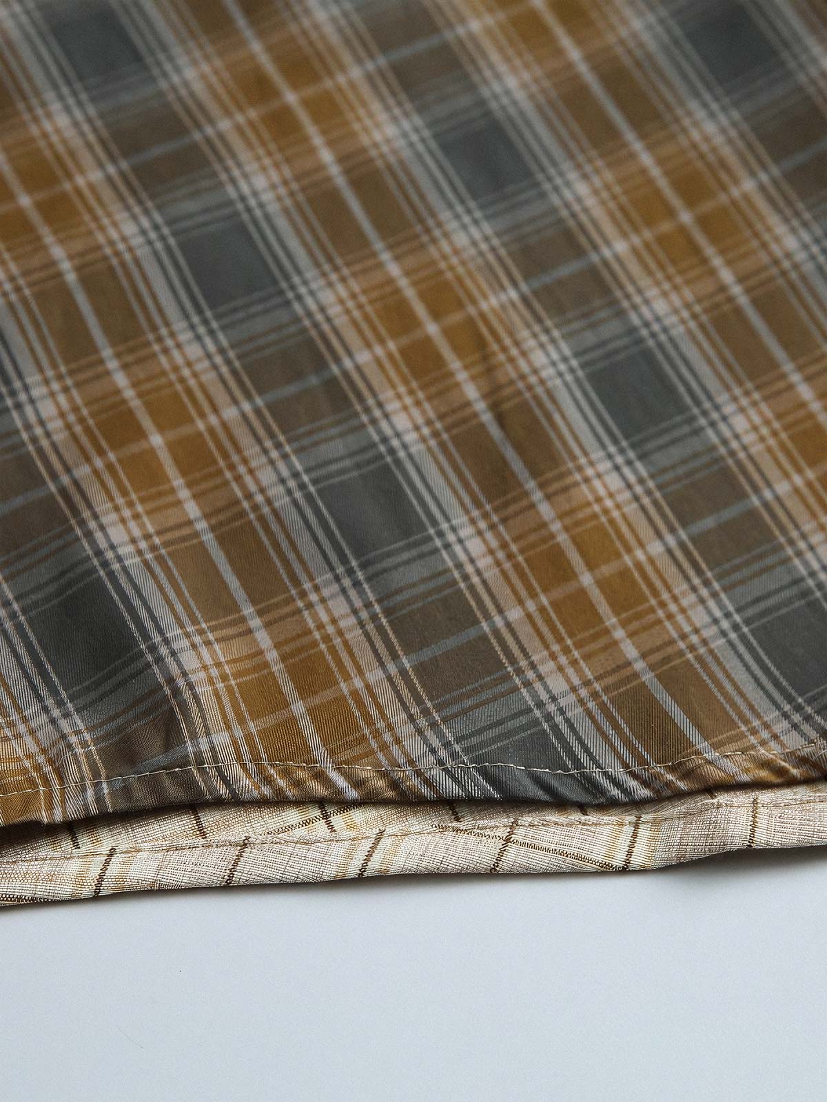 製品画像
アシンメトリーデザインが特徴的なチェック柄パッチワークシャツ。定番のチェック柄にユニークなデザインが加わり、個性的でスタイリッシュな印象を与えます。ルーズフィットで快適な着心地、レトロなストリートスタイルにもぴったり。
詳細画像
チェック柄とアシンメトリーデザインが組み合わさったパッチワークシャツ。フロントポケットは実用性とデザイン性を兼ね備え、細部のボタンディテールが高級感を演出。中厚の生地感が、季節に合わせた快適さを提供します。