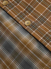 製品画像
アシンメトリーデザインが特徴的なチェック柄パッチワークシャツ。定番のチェック柄にユニークなデザインが加わり、個性的でスタイリッシュな印象を与えます。ルーズフィットで快適な着心地、レトロなストリートスタイルにもぴったり。
詳細画像
チェック柄とアシンメトリーデザインが組み合わさったパッチワークシャツ。フロントポケットは実用性とデザイン性を兼ね備え、細部のボタンディテールが高級感を演出。中厚の生地感が、季節に合わせた快適さを提供します。