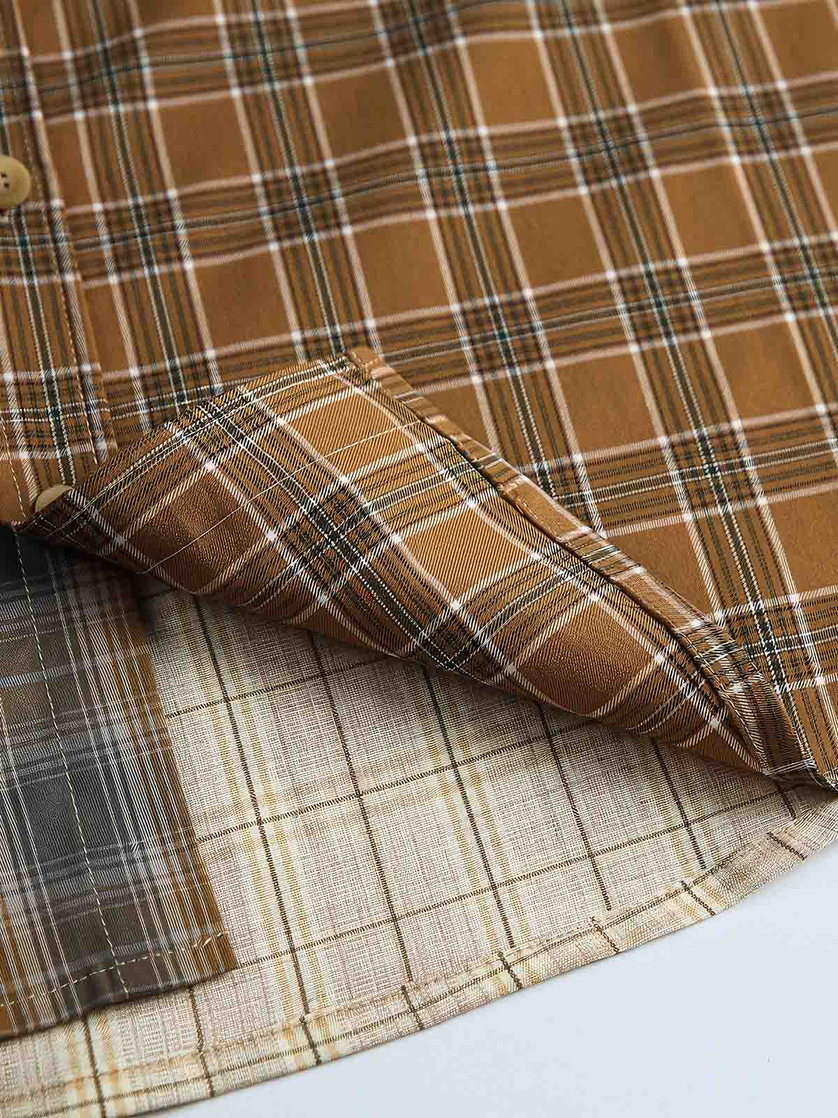 製品画像
アシンメトリーデザインが特徴的なチェック柄パッチワークシャツ。定番のチェック柄にユニークなデザインが加わり、個性的でスタイリッシュな印象を与えます。ルーズフィットで快適な着心地、レトロなストリートスタイルにもぴったり。
詳細画像
チェック柄とアシンメトリーデザインが組み合わさったパッチワークシャツ。フロントポケットは実用性とデザイン性を兼ね備え、細部のボタンディテールが高級感を演出。中厚の生地感が、季節に合わせた快適さを提供します。