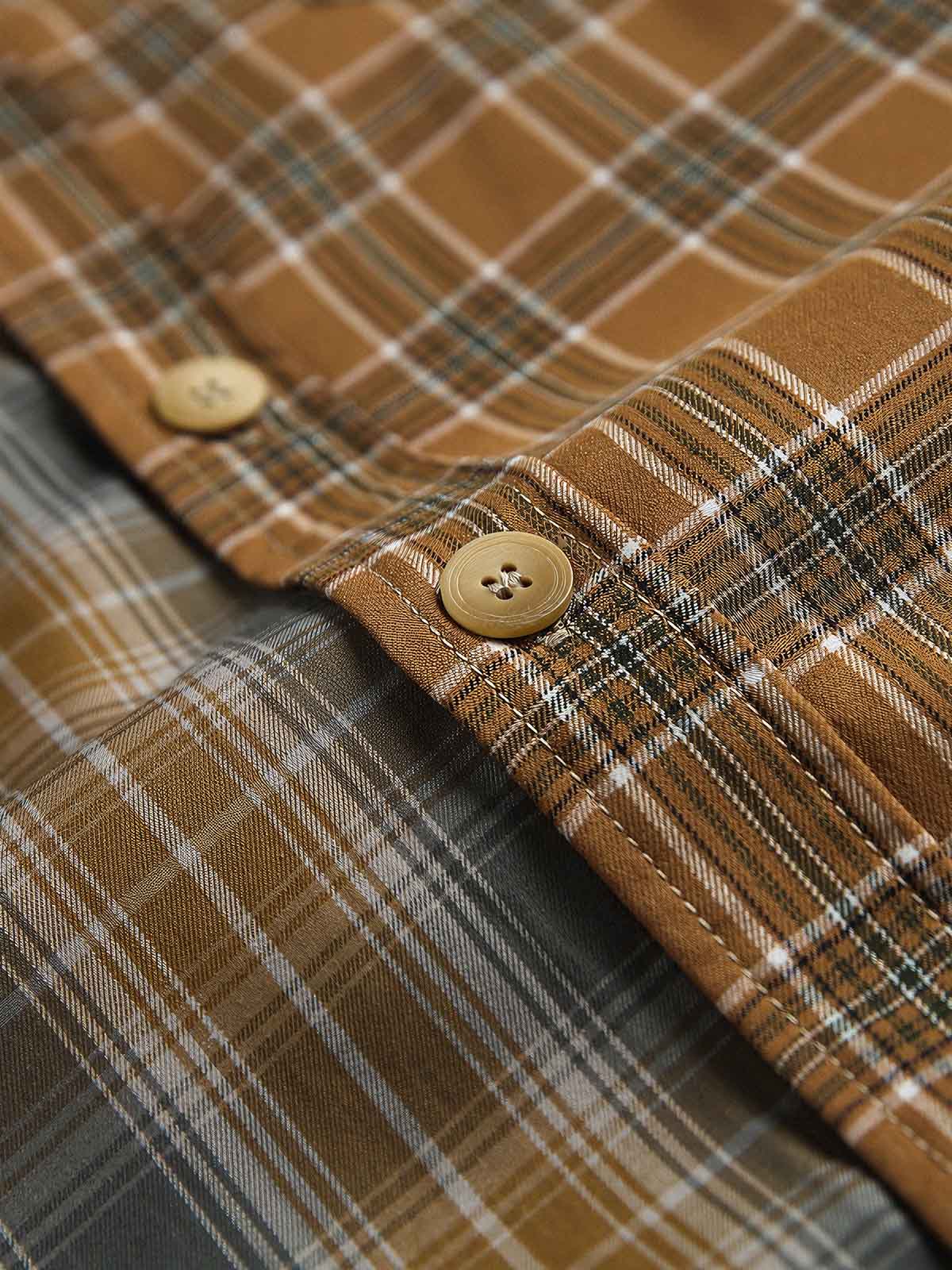 製品画像
アシンメトリーデザインが特徴的なチェック柄パッチワークシャツ。定番のチェック柄にユニークなデザインが加わり、個性的でスタイリッシュな印象を与えます。ルーズフィットで快適な着心地、レトロなストリートスタイルにもぴったり。
詳細画像
チェック柄とアシンメトリーデザインが組み合わさったパッチワークシャツ。フロントポケットは実用性とデザイン性を兼ね備え、細部のボタンディテールが高級感を演出。中厚の生地感が、季節に合わせた快適さを提供します。