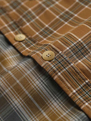 製品画像
アシンメトリーデザインが特徴的なチェック柄パッチワークシャツ。定番のチェック柄にユニークなデザインが加わり、個性的でスタイリッシュな印象を与えます。ルーズフィットで快適な着心地、レトロなストリートスタイルにもぴったり。
詳細画像
チェック柄とアシンメトリーデザインが組み合わさったパッチワークシャツ。フロントポケットは実用性とデザイン性を兼ね備え、細部のボタンディテールが高級感を演出。中厚の生地感が、季節に合わせた快適さを提供します。