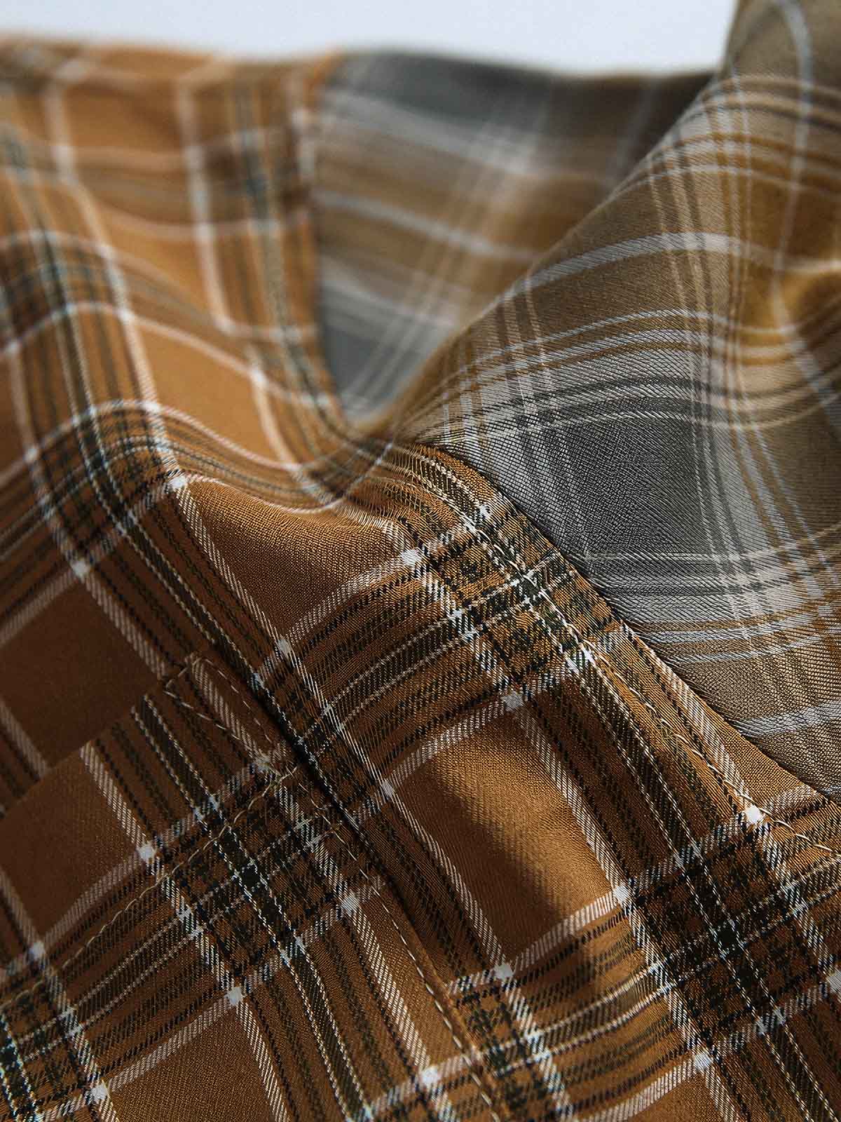 製品画像
アシンメトリーデザインが特徴的なチェック柄パッチワークシャツ。定番のチェック柄にユニークなデザインが加わり、個性的でスタイリッシュな印象を与えます。ルーズフィットで快適な着心地、レトロなストリートスタイルにもぴったり。
詳細画像
チェック柄とアシンメトリーデザインが組み合わさったパッチワークシャツ。フロントポケットは実用性とデザイン性を兼ね備え、細部のボタンディテールが高級感を演出。中厚の生地感が、季節に合わせた快適さを提供します。