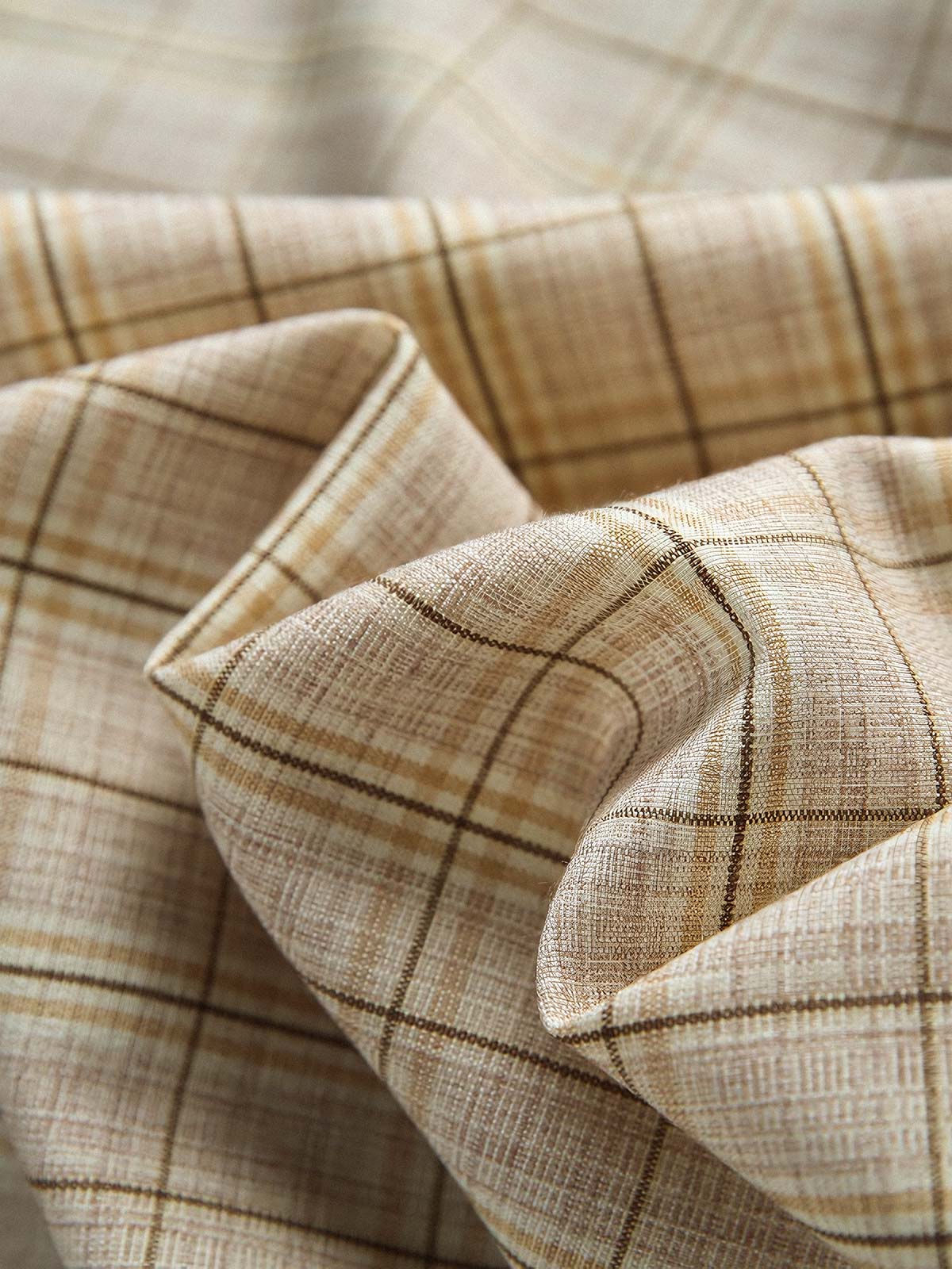 製品画像
アシンメトリーデザインが特徴的なチェック柄パッチワークシャツ。定番のチェック柄にユニークなデザインが加わり、個性的でスタイリッシュな印象を与えます。ルーズフィットで快適な着心地、レトロなストリートスタイルにもぴったり。
詳細画像
チェック柄とアシンメトリーデザインが組み合わさったパッチワークシャツ。フロントポケットは実用性とデザイン性を兼ね備え、細部のボタンディテールが高級感を演出。中厚の生地感が、季節に合わせた快適さを提供します。