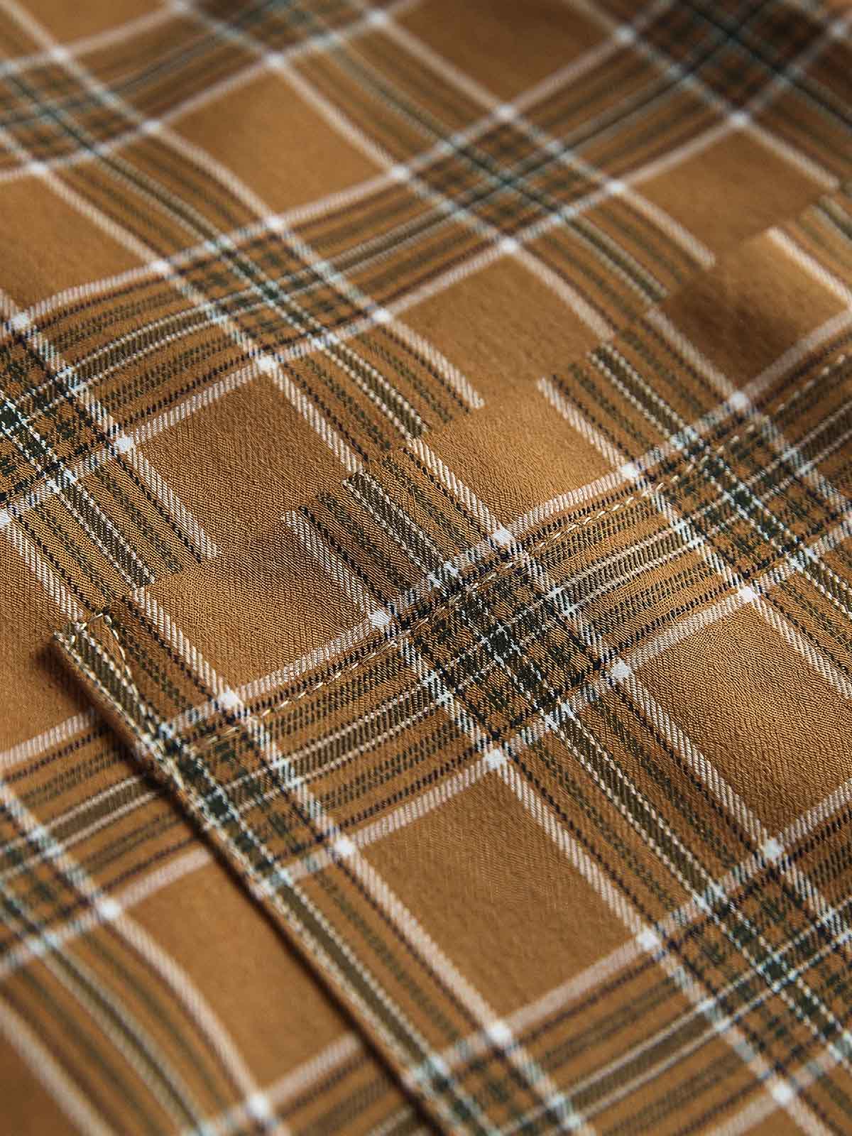 製品画像
アシンメトリーデザインが特徴的なチェック柄パッチワークシャツ。定番のチェック柄にユニークなデザインが加わり、個性的でスタイリッシュな印象を与えます。ルーズフィットで快適な着心地、レトロなストリートスタイルにもぴったり。
詳細画像
チェック柄とアシンメトリーデザインが組み合わさったパッチワークシャツ。フロントポケットは実用性とデザイン性を兼ね備え、細部のボタンディテールが高級感を演出。中厚の生地感が、季節に合わせた快適さを提供します。