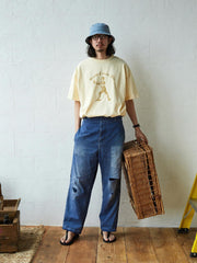 モデル着用定番DRINKING TEAMシリーズプリントヴィンテージオーダーTシャツのスタイリング例