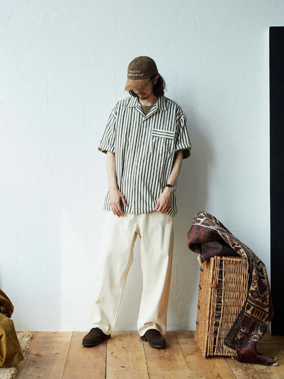 モデルが着用するホリデーストライプシャツのコーディネート