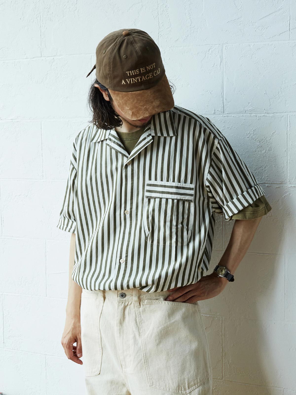 モデルが着用するホリデーストライプシャツのコーディネート