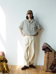 モデルが着用するホリデーストライプシャツのコーディネート