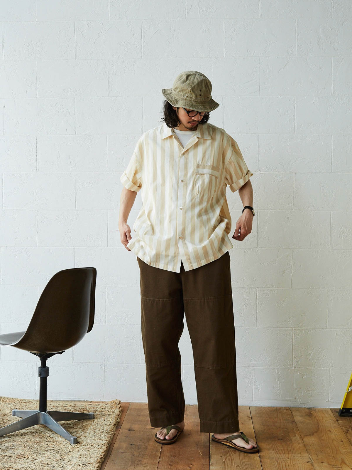 モデルが着用するホリデーストライプシャツのコーディネート