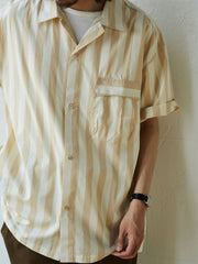 モデルが着用するホリデーストライプシャツのコーディネート