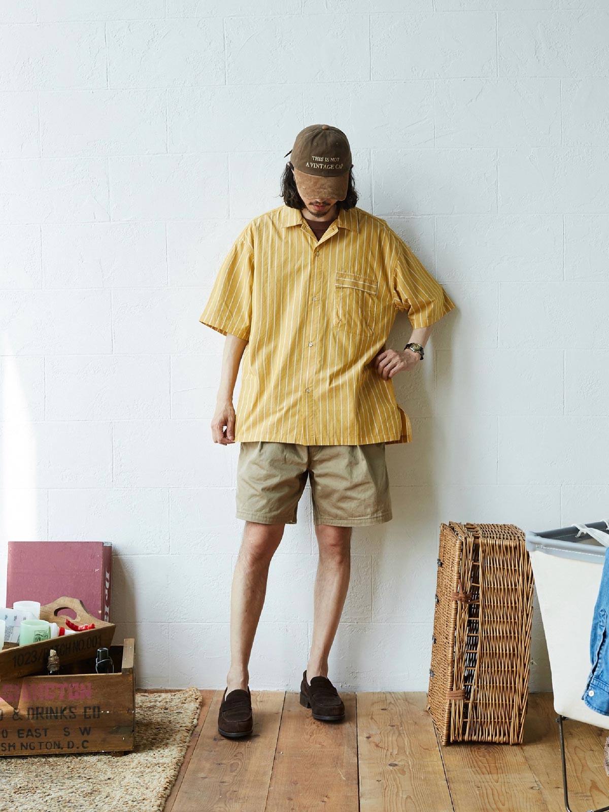 モデルが着用するホリデーストライプシャツのコーディネート