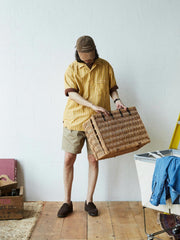 モデルが着用するホリデーストライプシャツのコーディネート