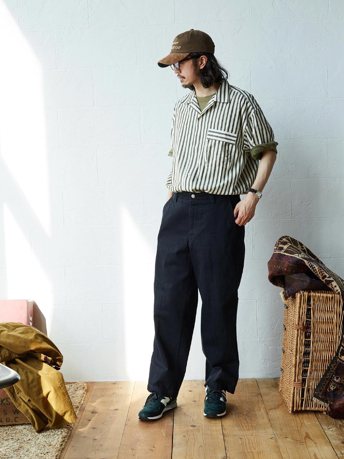 モデルが着用するホリデーストライプシャツのコーディネート