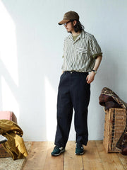 モデルが着用するホリデーストライプシャツのコーディネート