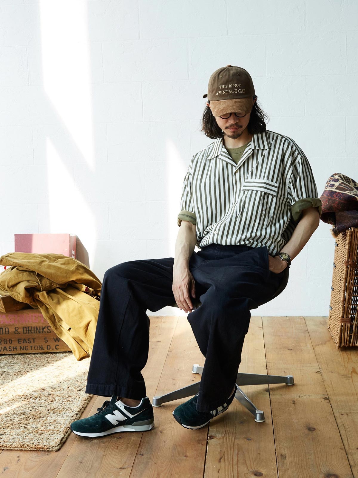 モデルが着用するホリデーストライプシャツのコーディネート