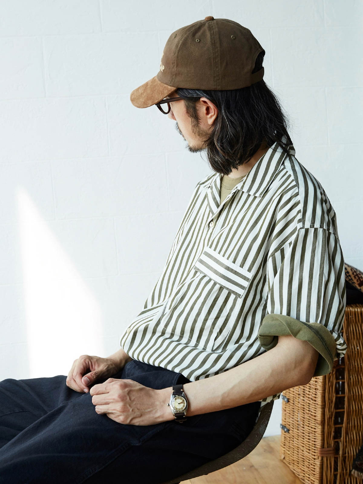 モデルが着用するホリデーストライプシャツのコーディネート