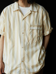 モデルが着用するホリデーストライプシャツのコーディネート