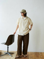 モデルが着用するホリデーストライプシャツのコーディネート