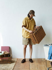 モデルが着用するホリデーストライプシャツのコーディネート