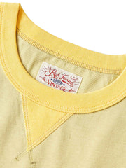 TシャツのネックラインとV字ステッチのディテール