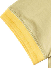 TシャツのネックラインとV字ステッチのディテール