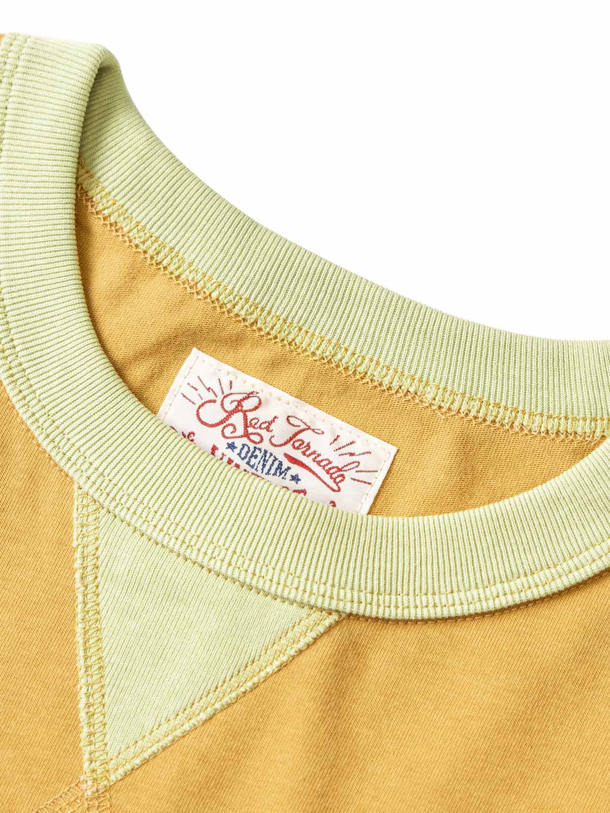 TシャツのネックラインとV字ステッチのディテール