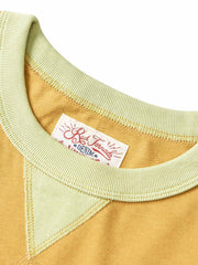 TシャツのネックラインとV字ステッチのディテール