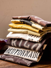 TシャツのネックラインとV字ステッチのディテール