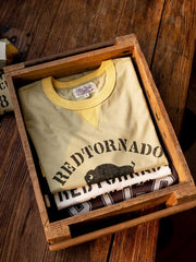 TシャツのネックラインとV字ステッチのディテール