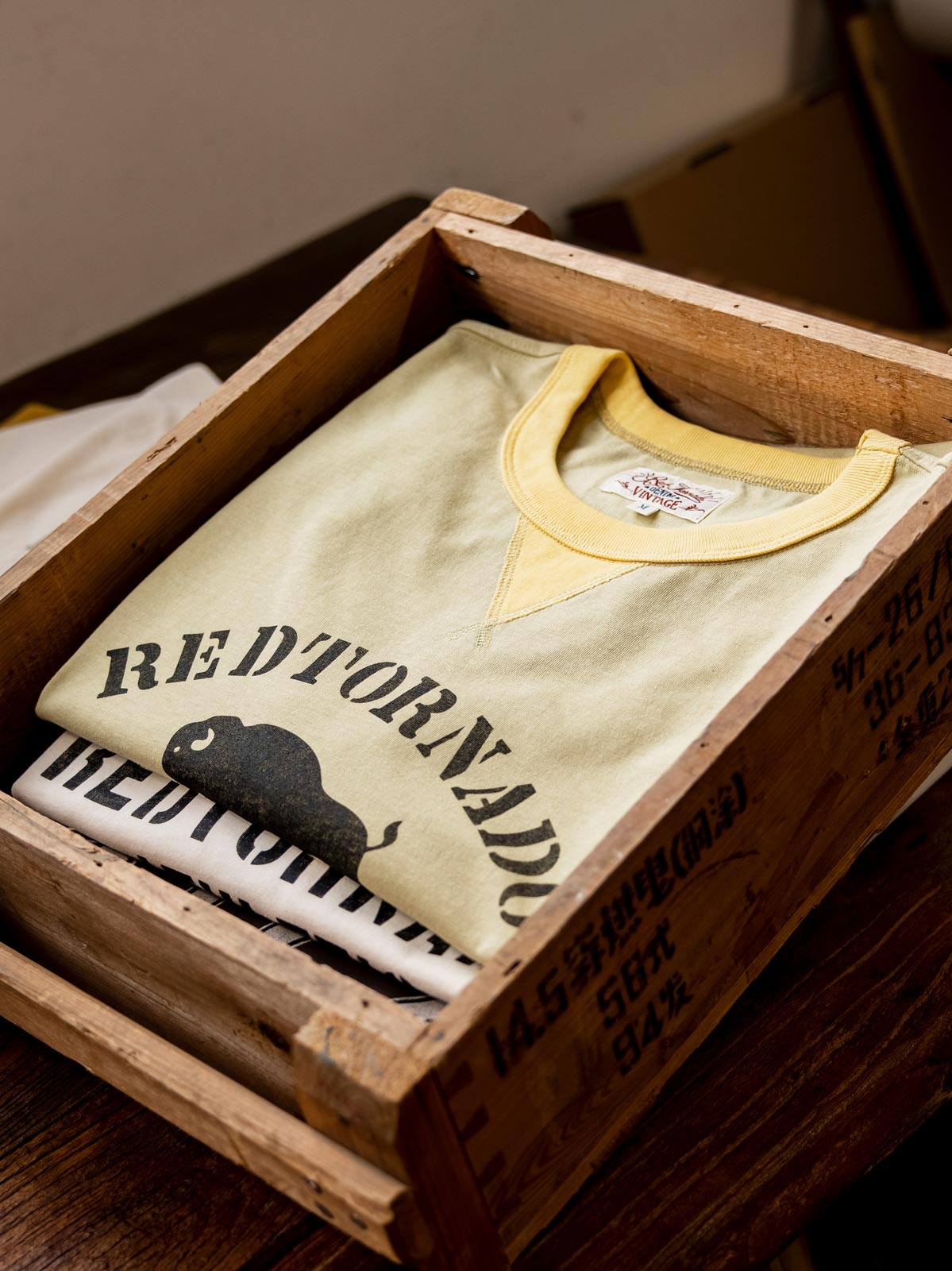 TシャツのネックラインとV字ステッチのディテール