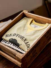 TシャツのネックラインとV字ステッチのディテール