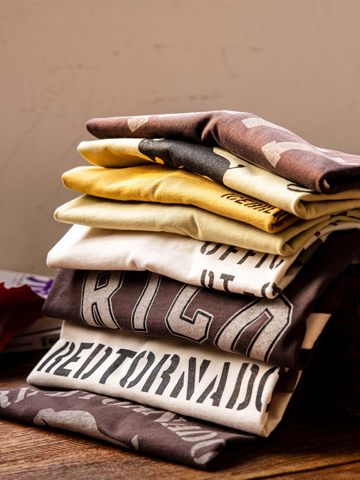 TシャツのネックラインとV字ステッチのディテール