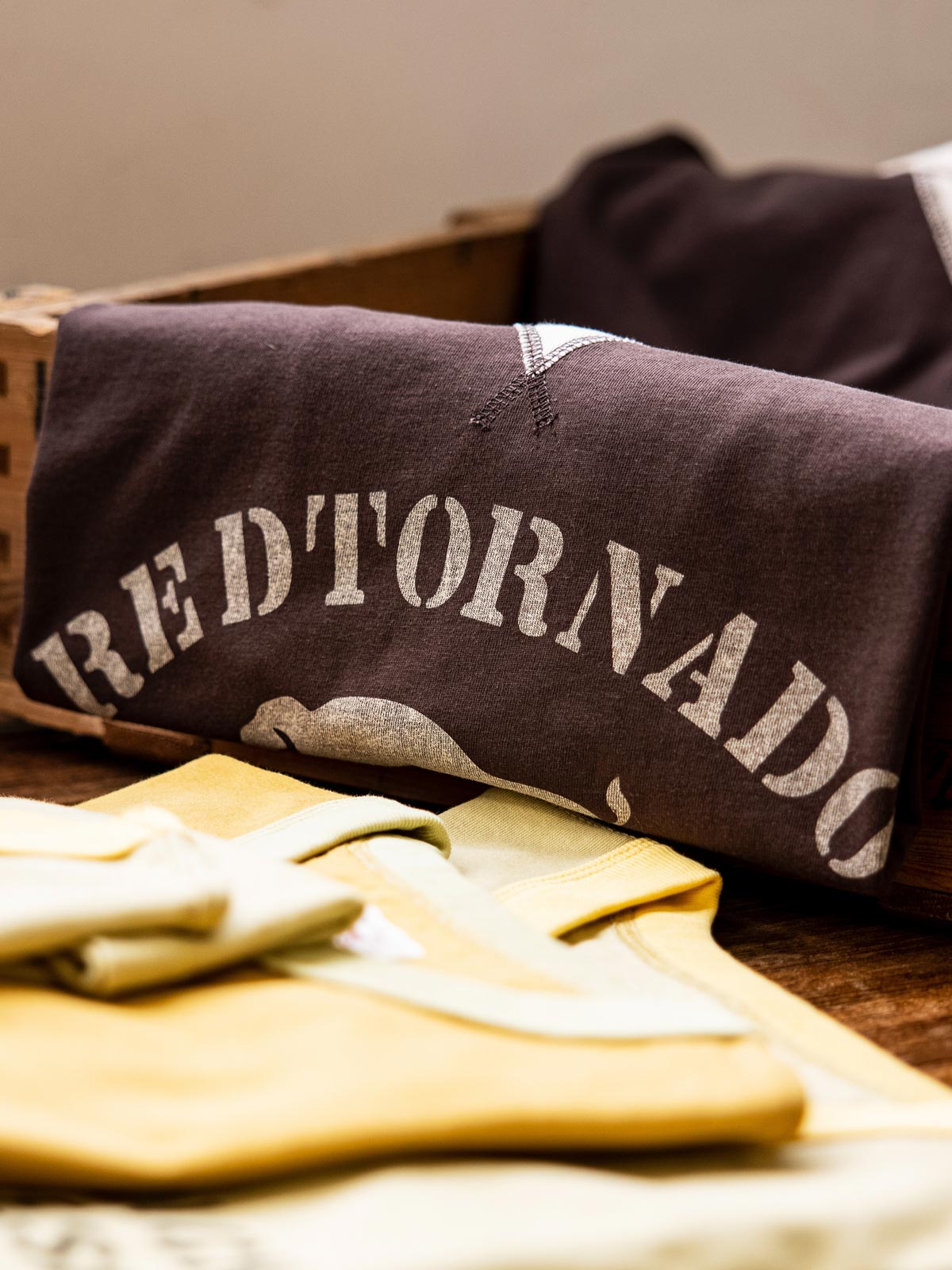 TシャツのネックラインとV字ステッチのディテール