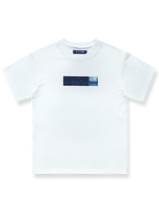 製品画像: 白色の半袖Tシャツの正面画像、胸元に幾何学パッチ付き