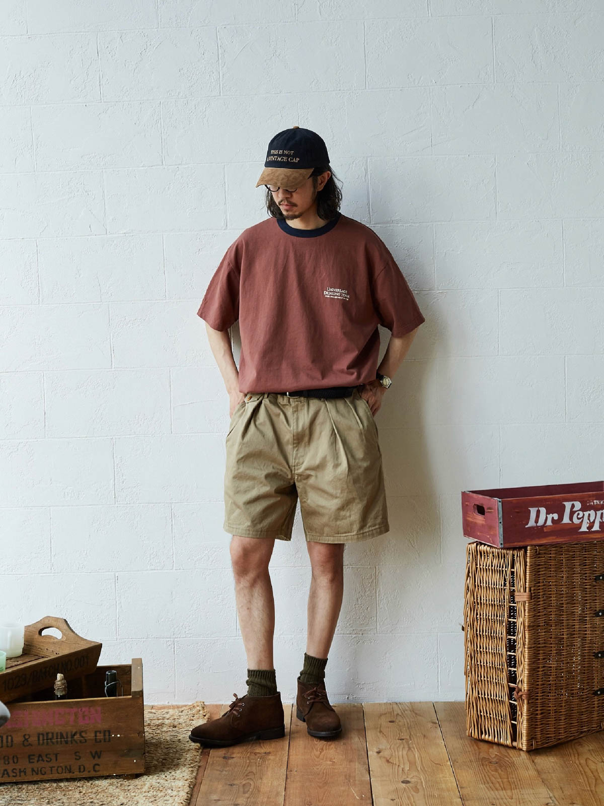 モデルが着用するStandard Chino特注ヘビーツイルカーキショーツのコーディネート