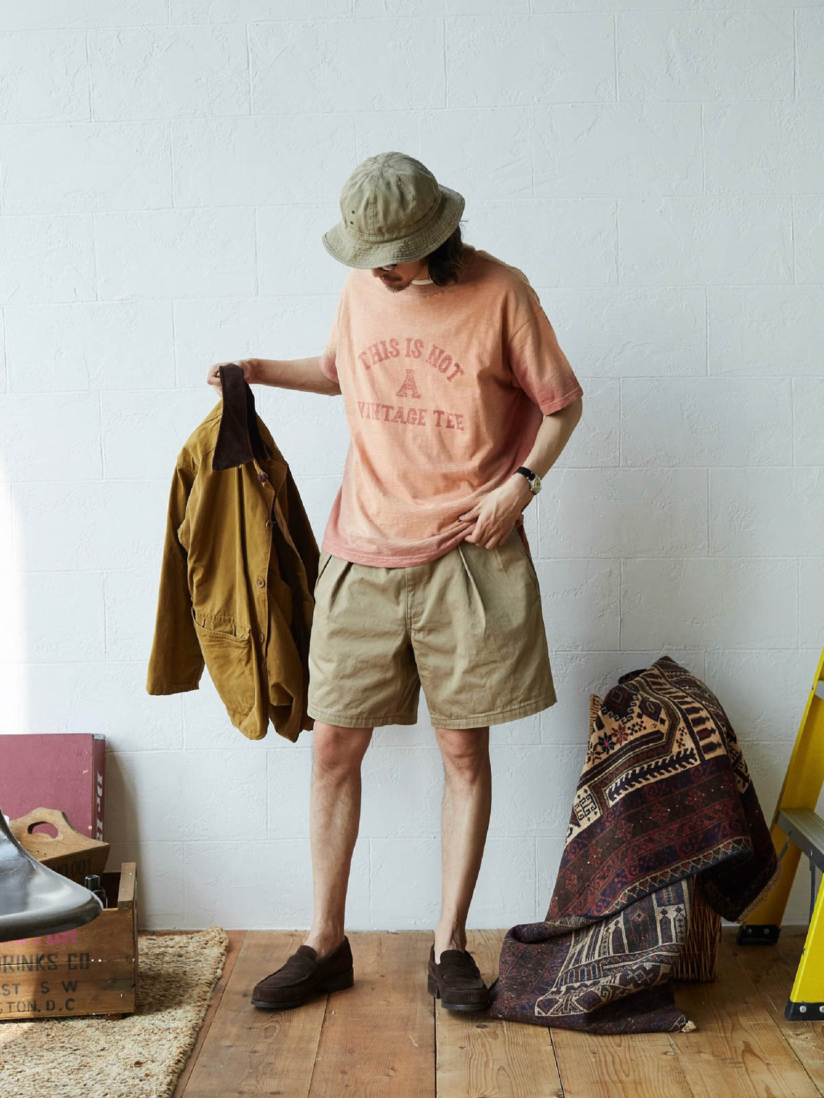 モデルが着用するStandard Chino特注ヘビーツイルカーキショーツのコーディネート