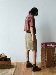 モデルが着用するStandard Chino特注ヘビーツイルカーキショーツのコーディネート