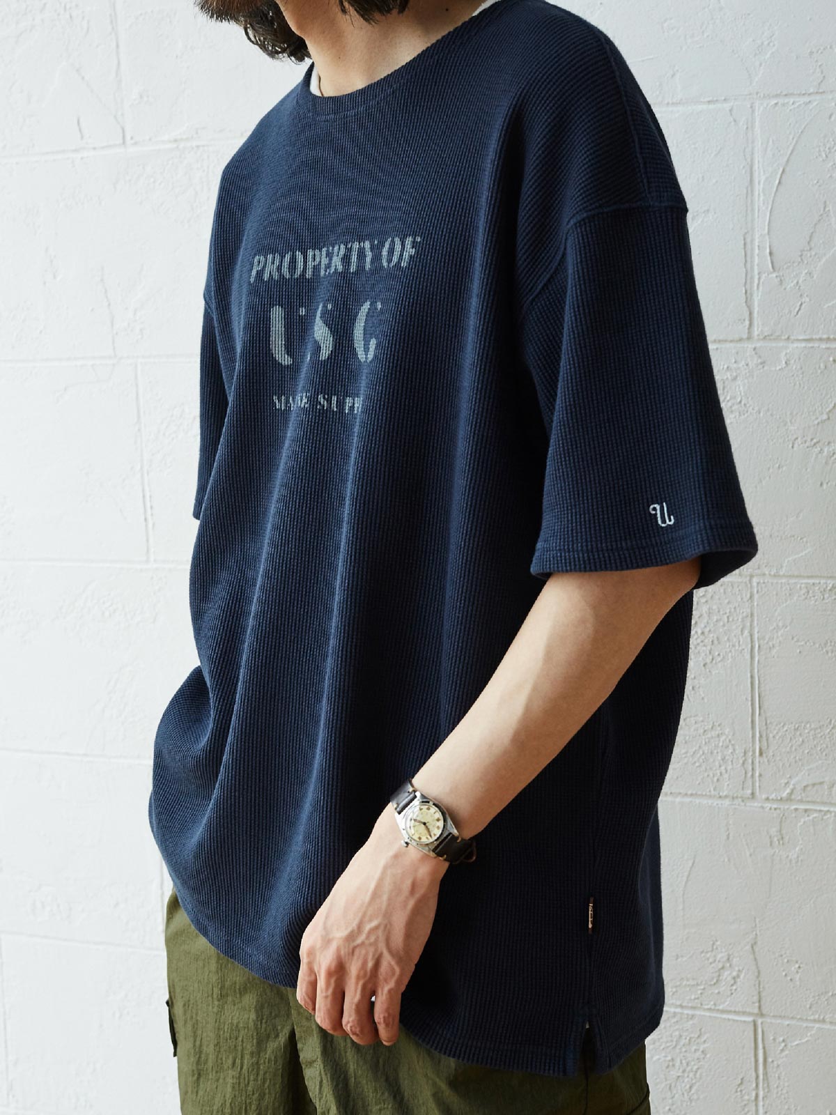 Tシャツのボートネックと前胸プリントのディテール