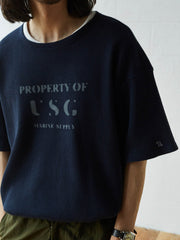 Tシャツのボートネックと前胸プリントのディテール