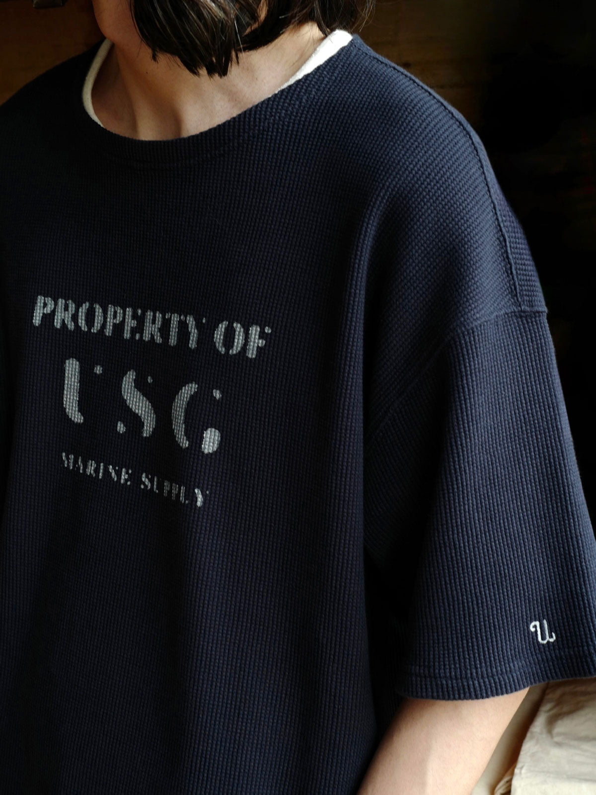 Tシャツのボートネックと前胸プリントのディテール