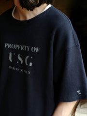 Tシャツのボートネックと前胸プリントのディテール