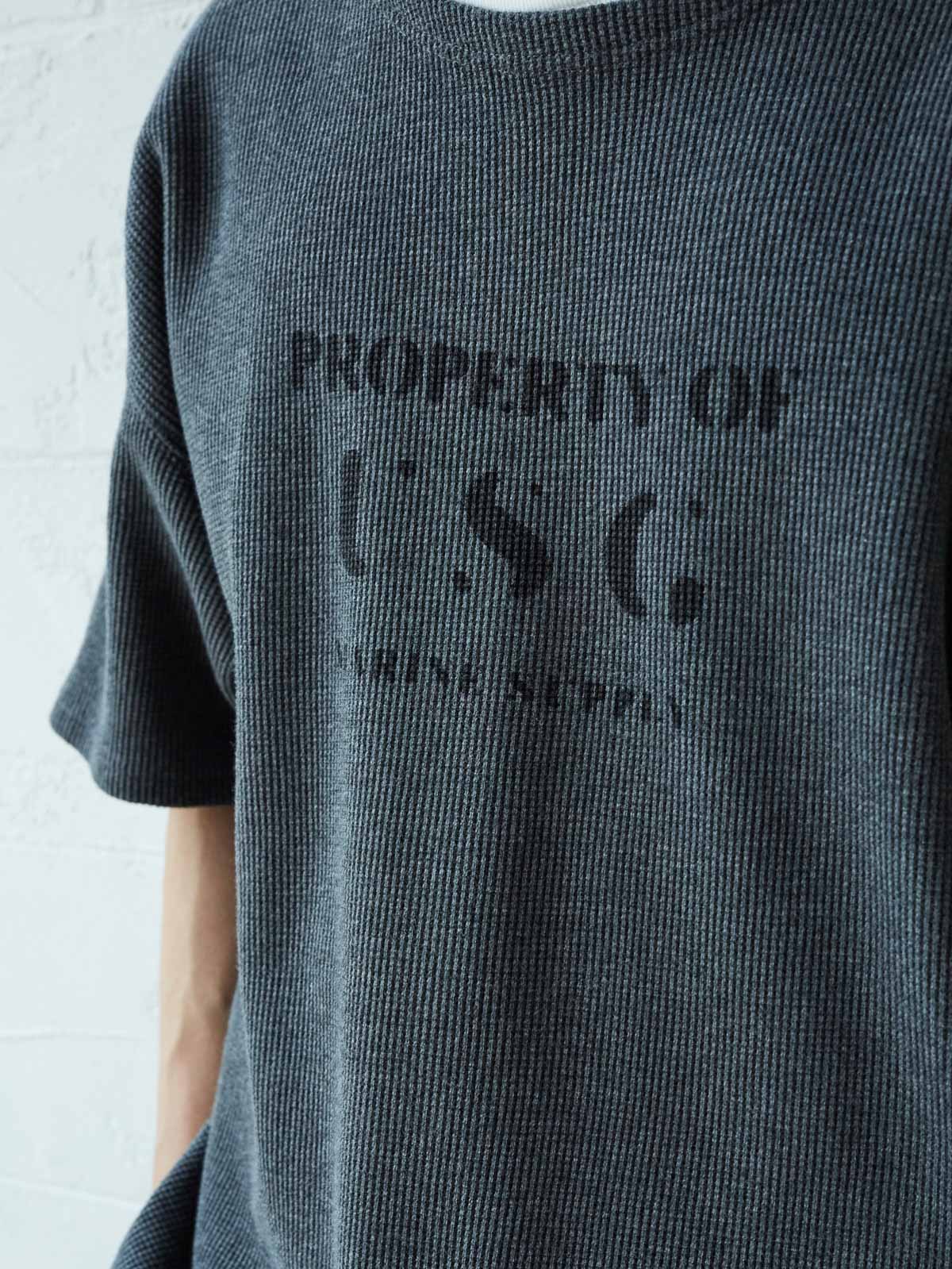 Tシャツのボートネックと前胸プリントのディテール