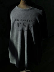 Tシャツのボートネックと前胸プリントのディテール