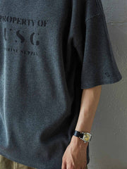 Tシャツのボートネックと前胸プリントのディテール