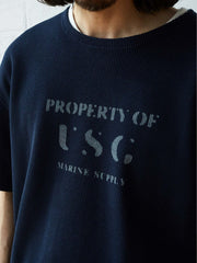 Tシャツのボートネックと前胸プリントのディテール